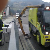 Aufräumarbeiten nach Verkehrsunfall B163 Stadtbrücke