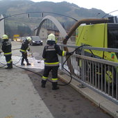 Aufräumarbeiten nach Verkehrsunfall B163 Stadtbrücke