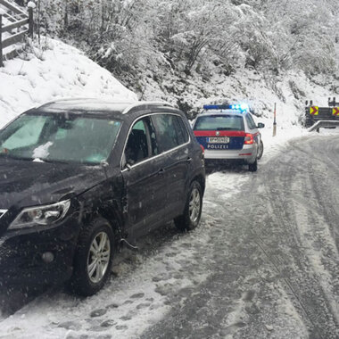 Aufräumarbeiten nach Verkehrsunfall