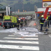Aufräumarbeiten nach Verkehrsunfall B163 Stadtbrücke