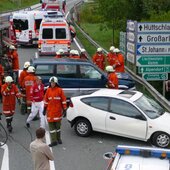 Schwerer Verkehrsunfall mit Menschenrettung, hydraulisches Rettungsgerät im Einsatz
