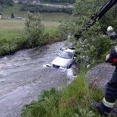Fahrzeugbergung aus Bachbett
