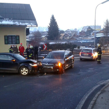 Aufräumarbeiten nach Verkehrsunfall