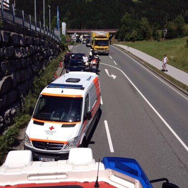 Verkehrsunfall mit mehreren beteiligten Fahrzeugen