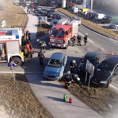 Aufräumarbeiten nach Verkehrsunfall