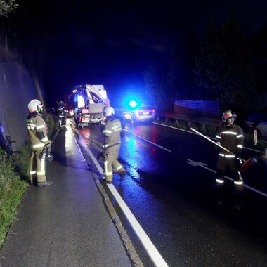 VERKEHRSUNFALL MIT EINGEKLEMMTER PERSON