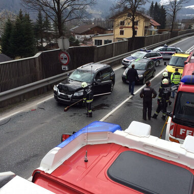 Aufräumen nach Verkehrsunfall B311