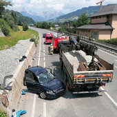 VERKEHRSUNFALL MIT EINGEKLEMMTER PERSON