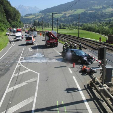 Aufräumarbeiten nach Verkehrsunfall