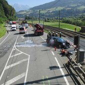Aufräumarbeiten nach Verkehrsunfall