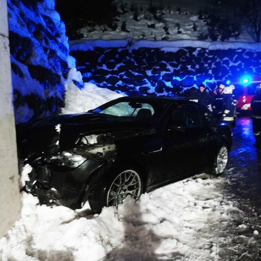 Aufräumarbeiten nach Verkehrsunfall