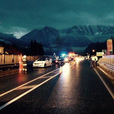 Aufräumarbeiten nach Verkehrsunfall B311