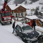 Fahrzeugbergung mit Kranfahrzeug in Großarl.