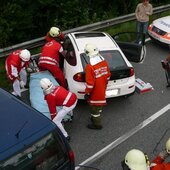 Schwerer Verkehrsunfall mit Menschenrettung, hydraulisches Rettungsgerät im Einsatz