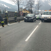Aufräumen nach Verkehrsunfall B311