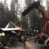 Aufräumarbeiten nach Verkehrsunfall