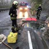 Aufräumarbeiten nach Verkehrsunfall