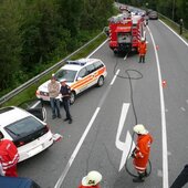 Schwerer Verkehrsunfall mit Menschenrettung, hydraulisches Rettungsgerät im Einsatz