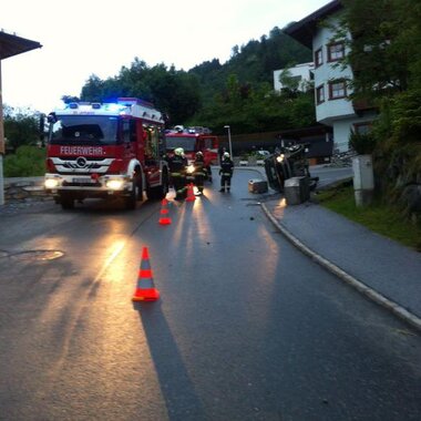Aufräumarbeiten nach Verkehrsunfall