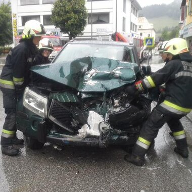 Aufräumarbeiten nach Verkehrsunfall