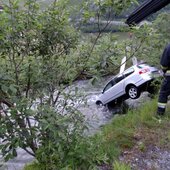 Fahrzeugbergung aus Bachbett