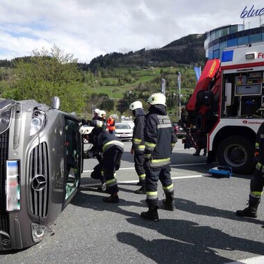 Verkehrsunfall mit eingeklemmter Person