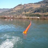 Ölteppich auf der Salzach