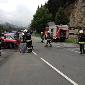 Verkehrsunfall mit eingeklemmter Person