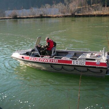 Ölteppich auf der Salzach