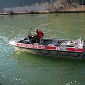 Ölteppich auf der Salzach