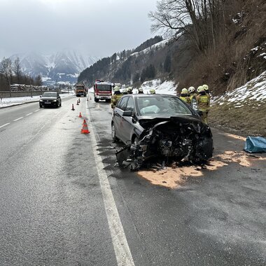 Verkehrsunfall mit eingeklemmter Person