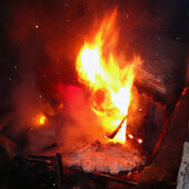 BRAND EINER HOLZHÜTTE NEBEN WOHNHAUS