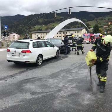 Aufräumarbeiten nach Verkehrsunfall