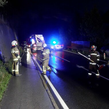 VERKEHRSUNFALL MIT EINGEKLEMMTER PERSON