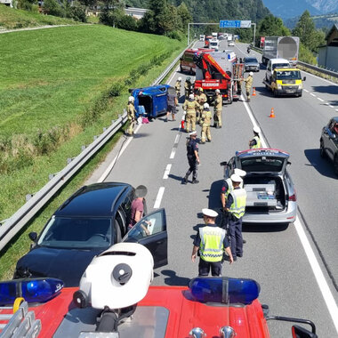 AUFRÄUMARBEITEN NACH VERKEHRSUNFALL