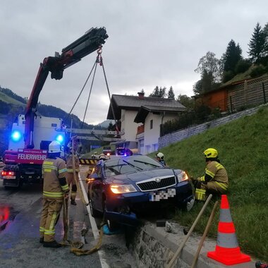 Aufräumen nach Verkehrsunfall in Großarl