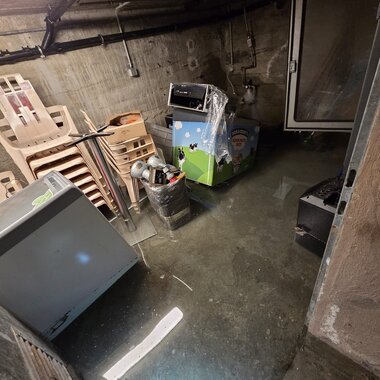 AUSPUMPARBEITEN NACH WASSERSCHADEN