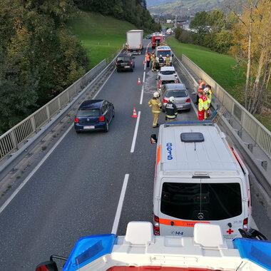 Aufräumen nach Verkehrsunfall B311