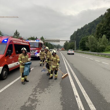 Aufräumarbeiten nach Verkehrsunfall B311