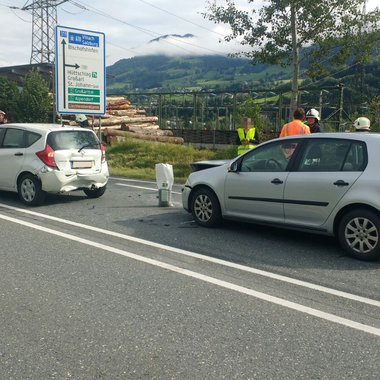 Aufräumen nach Verkehrsunfall B311