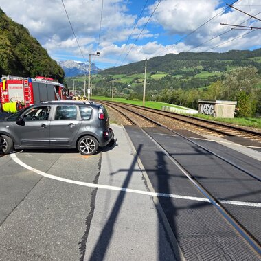 VERKEHRSUNFALL MIT EINGEKLEMMTER PERSON