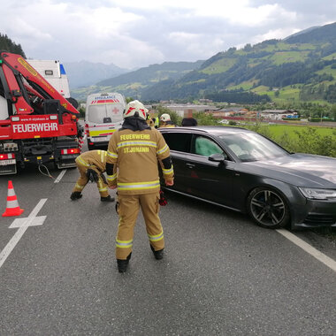 AUFRÄUMARBEITEN NACH VERKEHRSUNFALL