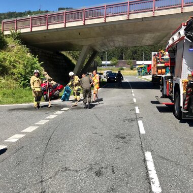 Aufräumarbeiten nach Verkehrsunfall