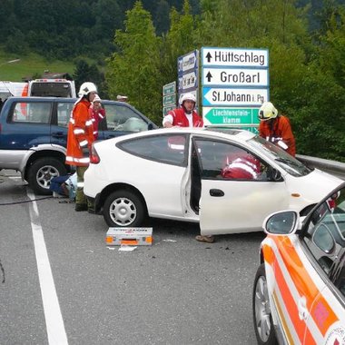Schwerer Verkehrsunfall mit Menschenrettung, hydraulisches Rettungsgerät im Einsatz