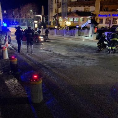 Beseitigung einer Ölspur nach Pollerunfall