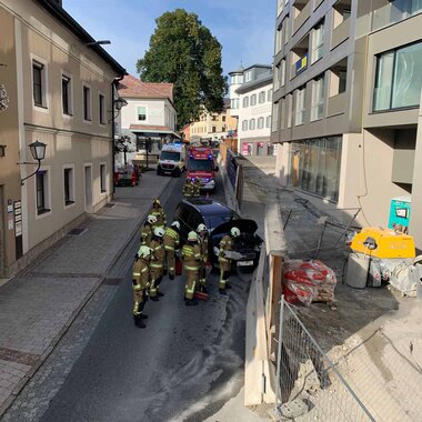 FAHRZEUGBRAND NACH VERKEHRSUNFALL