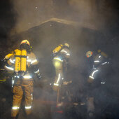 BRAND EINER HOLZHÜTTE NEBEN WOHNHAUS