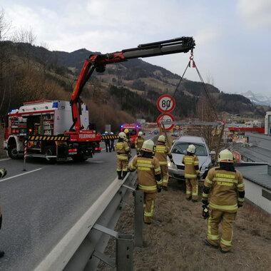 Aufräumarbeiten nach Verkehrsunfall