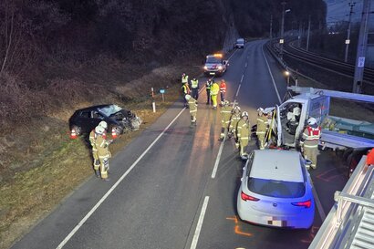 VERKEHRSUNFALL MIT EINGEKLEMMTER PERSON