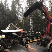 Aufräumarbeiten nach Verkehrsunfall